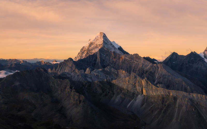 雪山之巅 晨曦初照图片