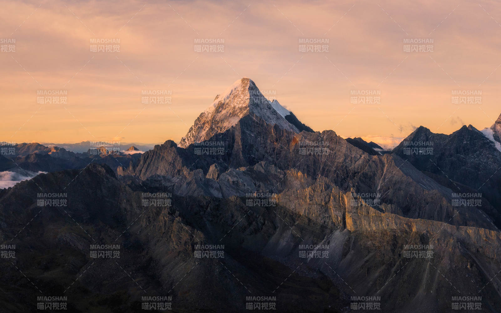 雪山之巅 晨曦初照图片