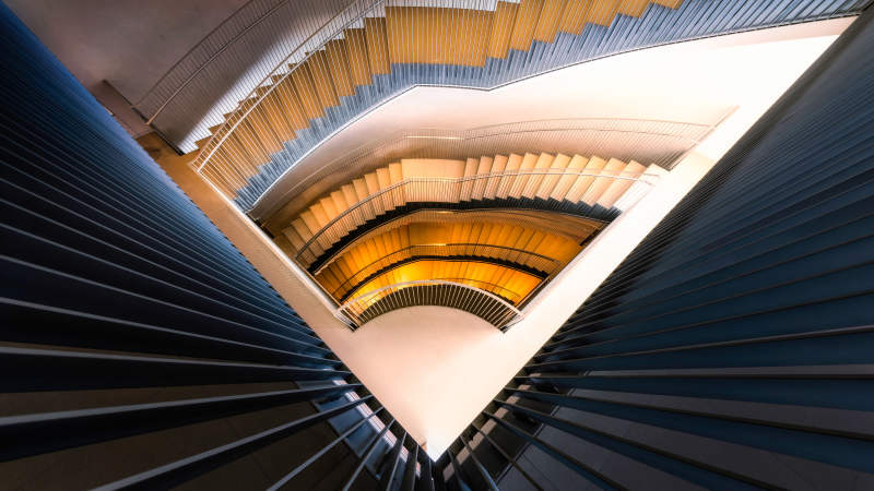 螺旋楼梯的光影艺术图片