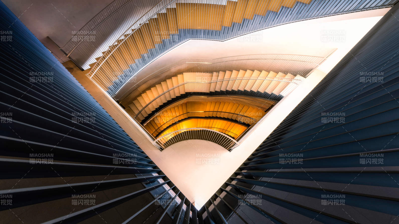 螺旋楼梯的光影艺术图片