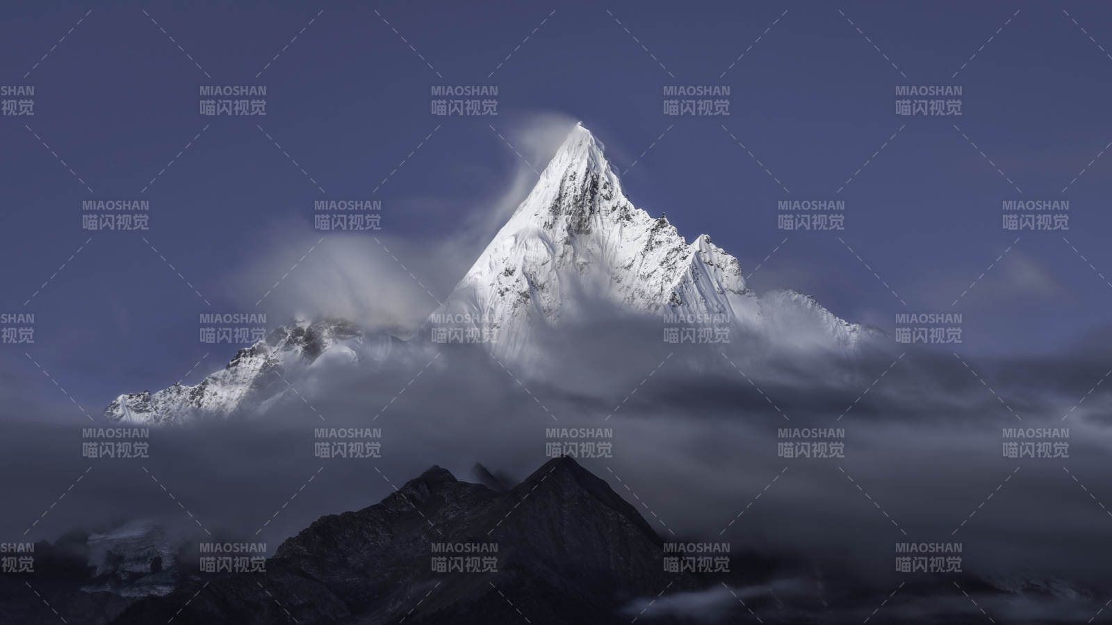 雪山之巅 云雾缭绕图片