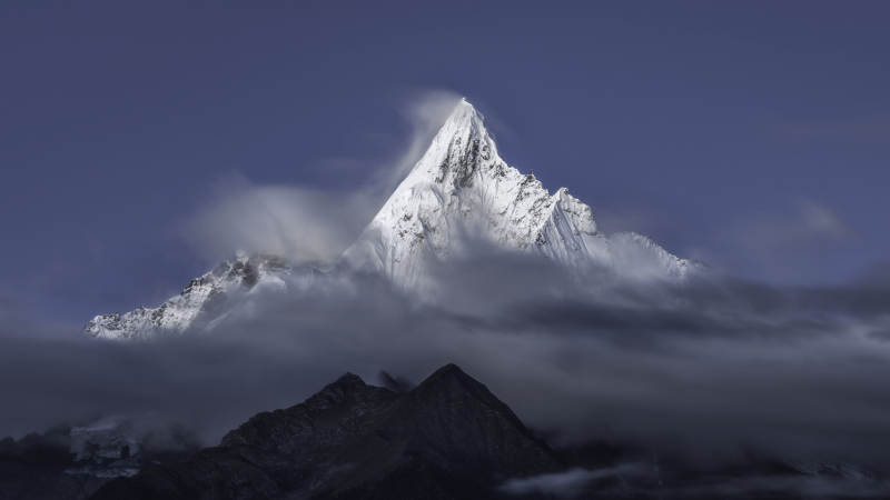 雪山之巅 云雾缭绕图片
