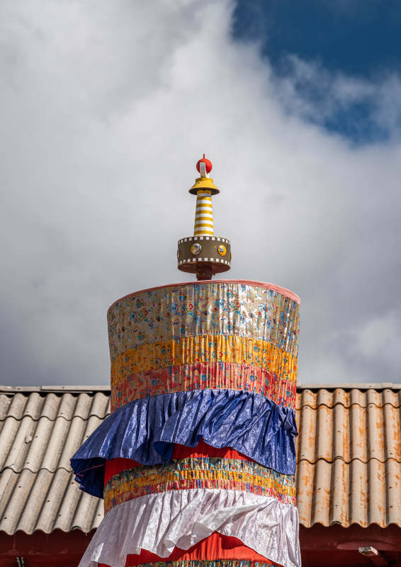 藏式转经筒与蓝天白云图片