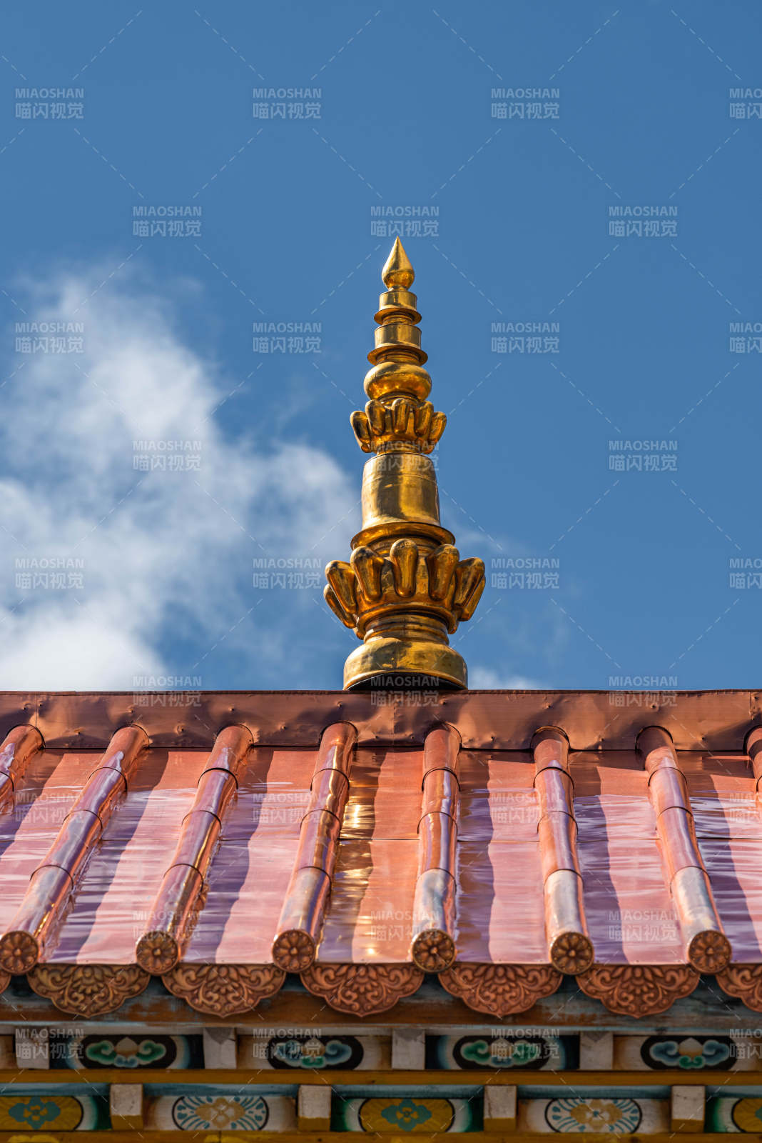 金色塔顶与蓝天白云图片