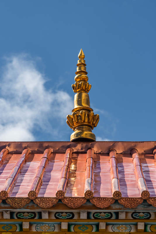 金色塔顶与蓝天白云图片