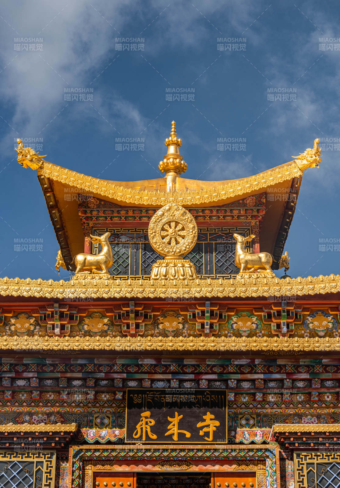 金色寺庙屋顶细节特写图片