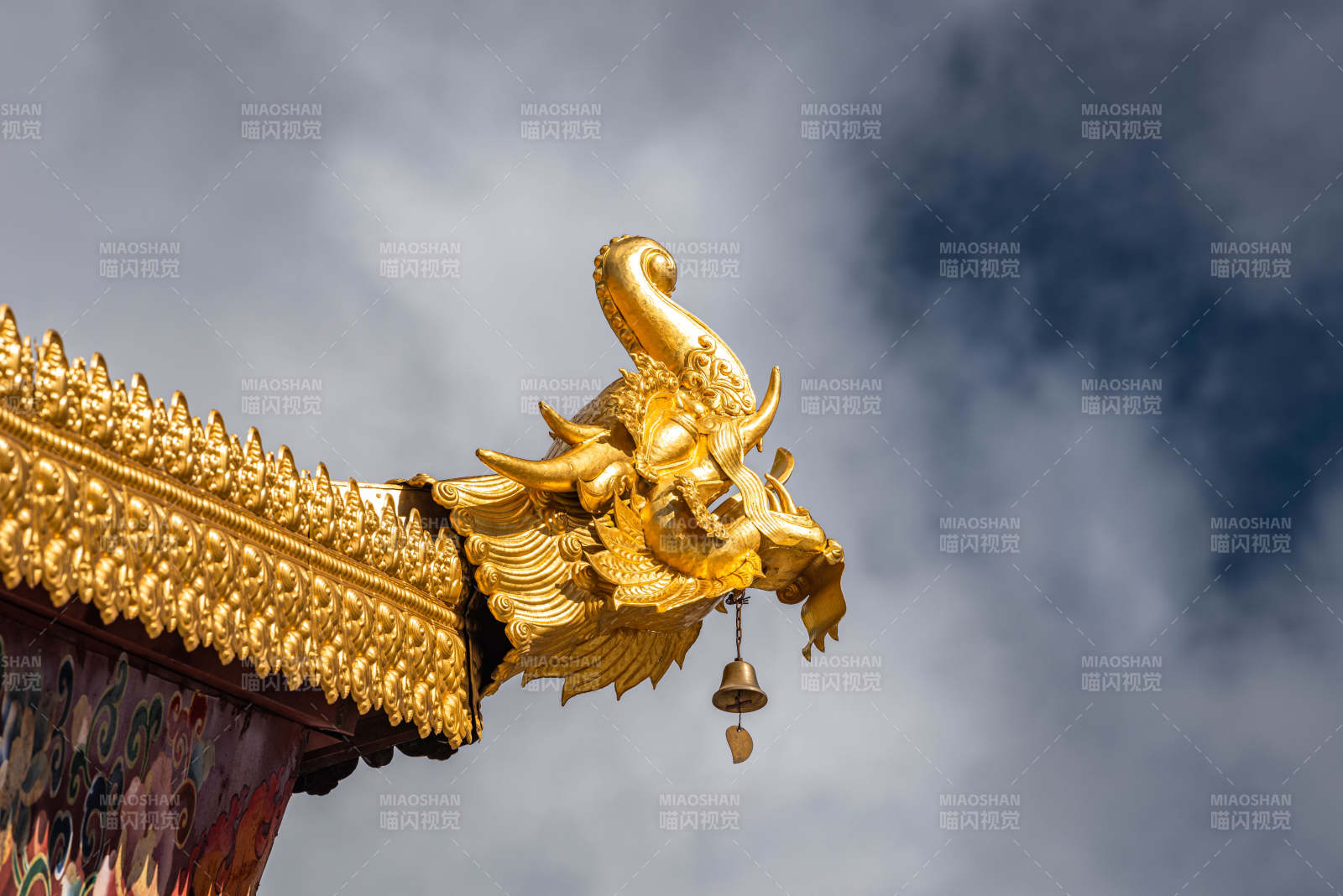金色龙首屋檐下的风铃图片