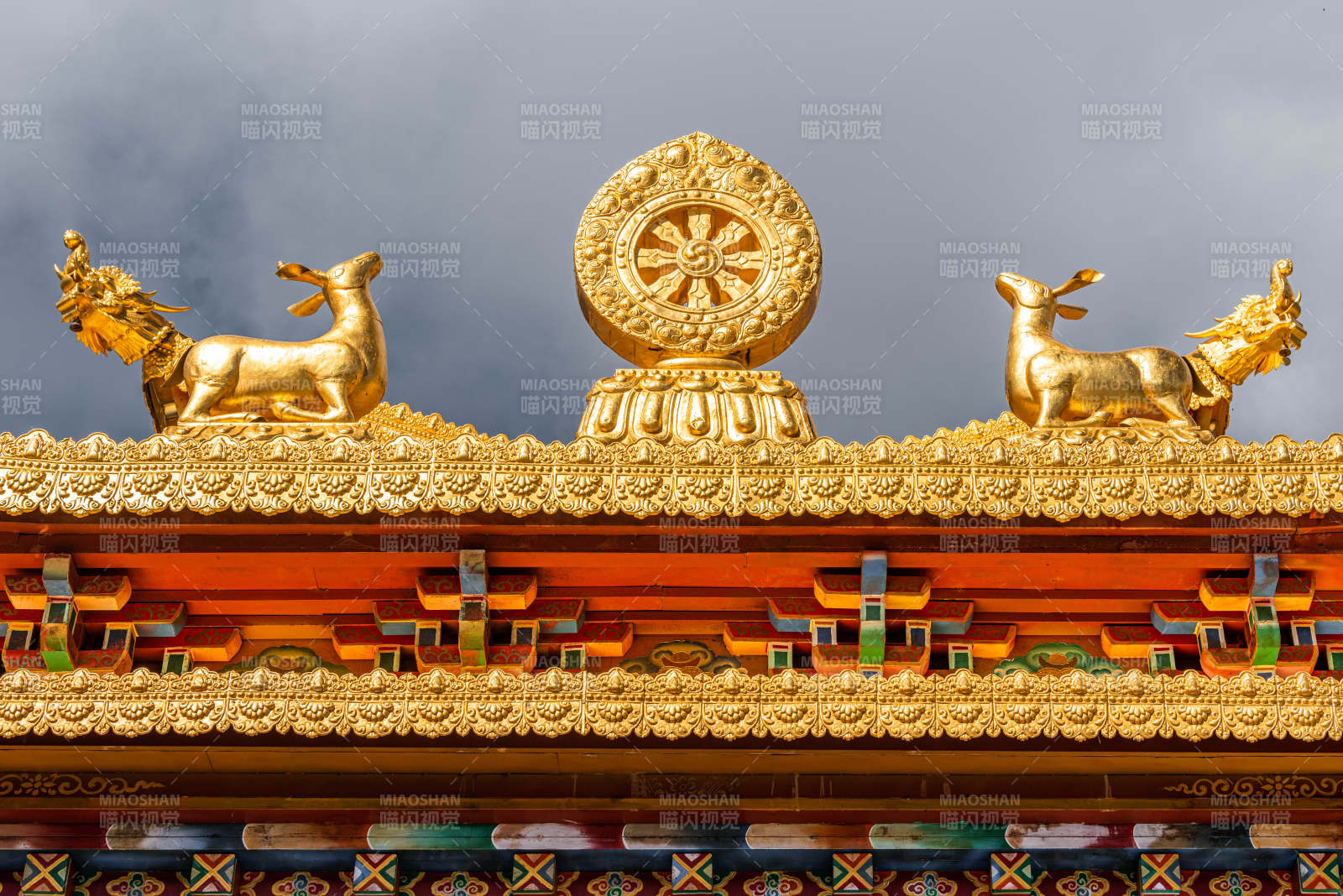 金色屋顶上的祥瑞装饰图片