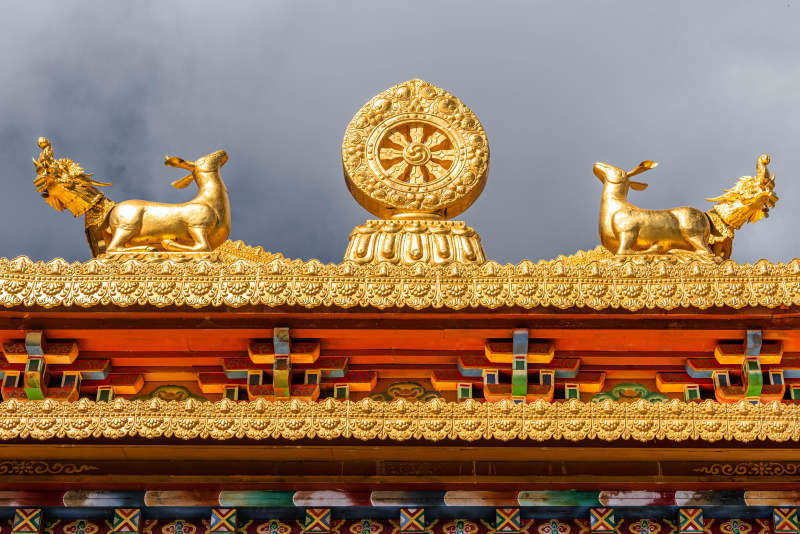 金色屋顶上的祥瑞装饰图片
