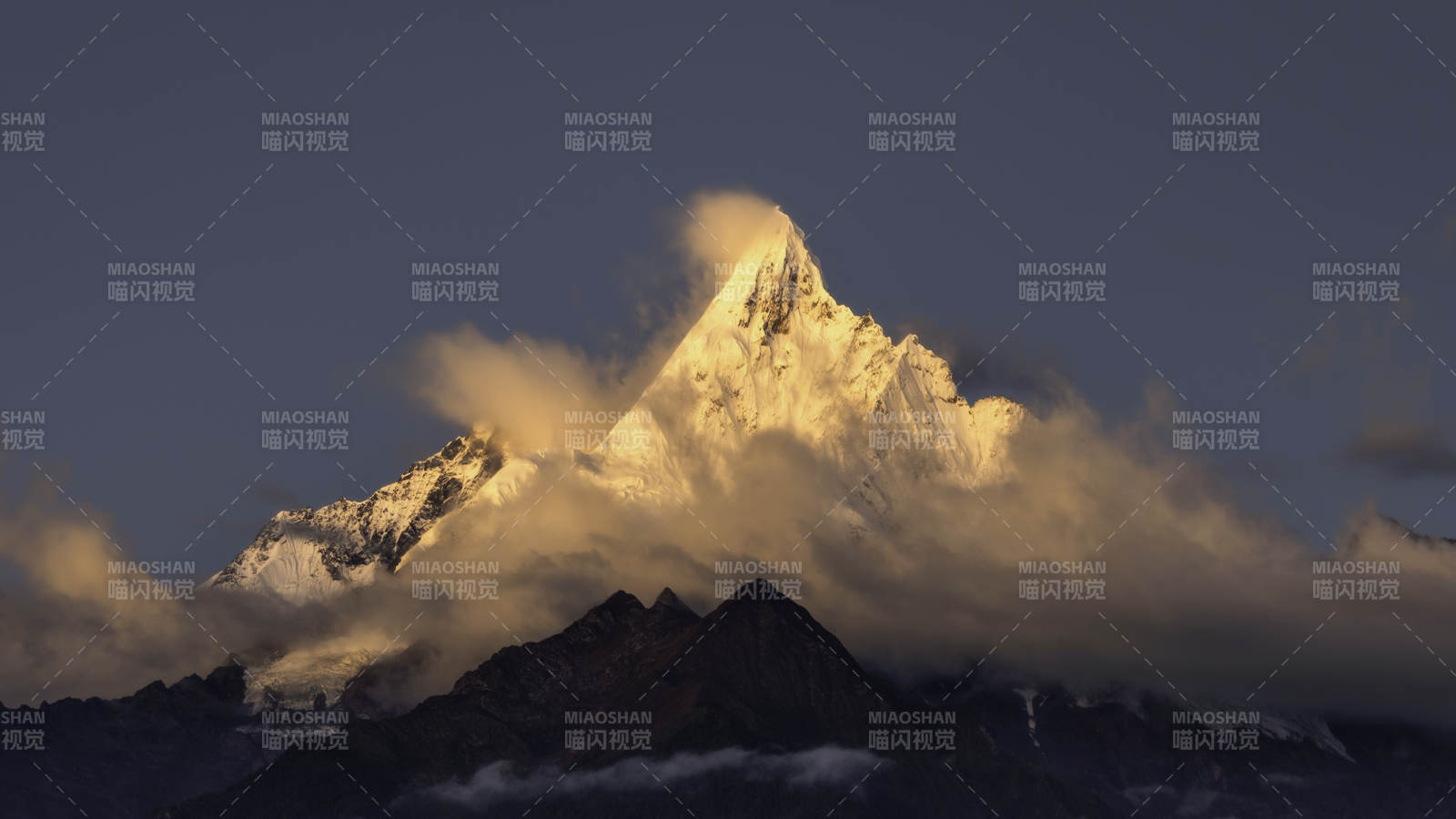 雪山云海 壮丽奇观图片