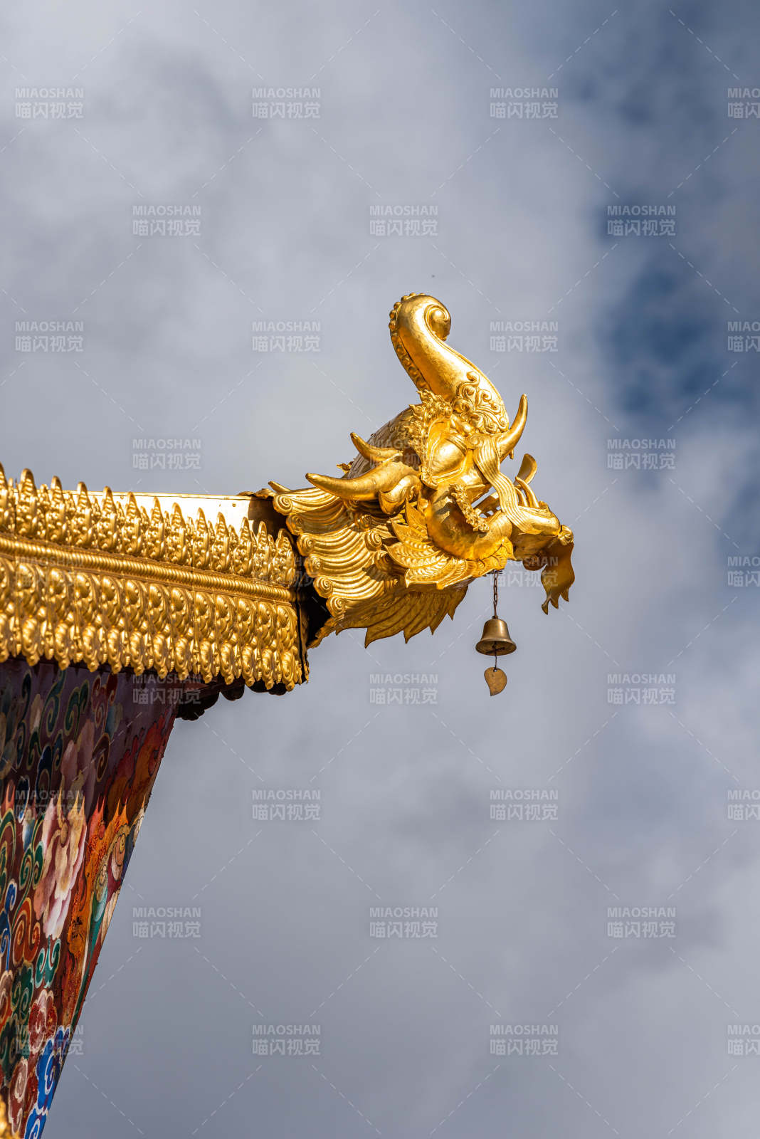 金色屋檐上的龙形装饰图片
