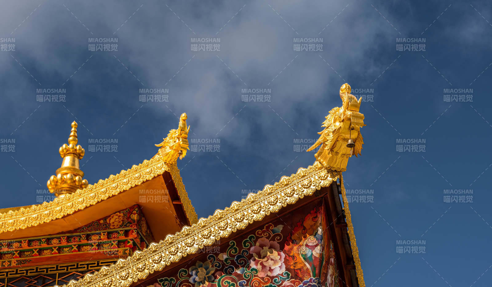 金色寺庙屋顶与蓝天图片