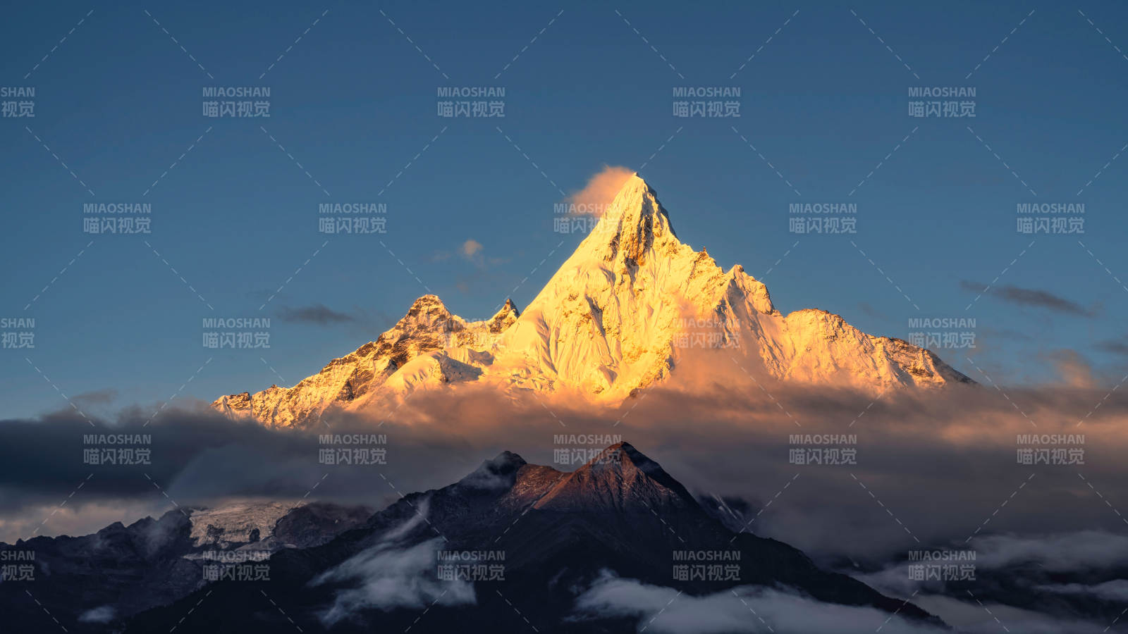 雪山之巅 云海日辉图片