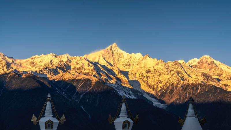 雪山晨曦 塔影映辉图片