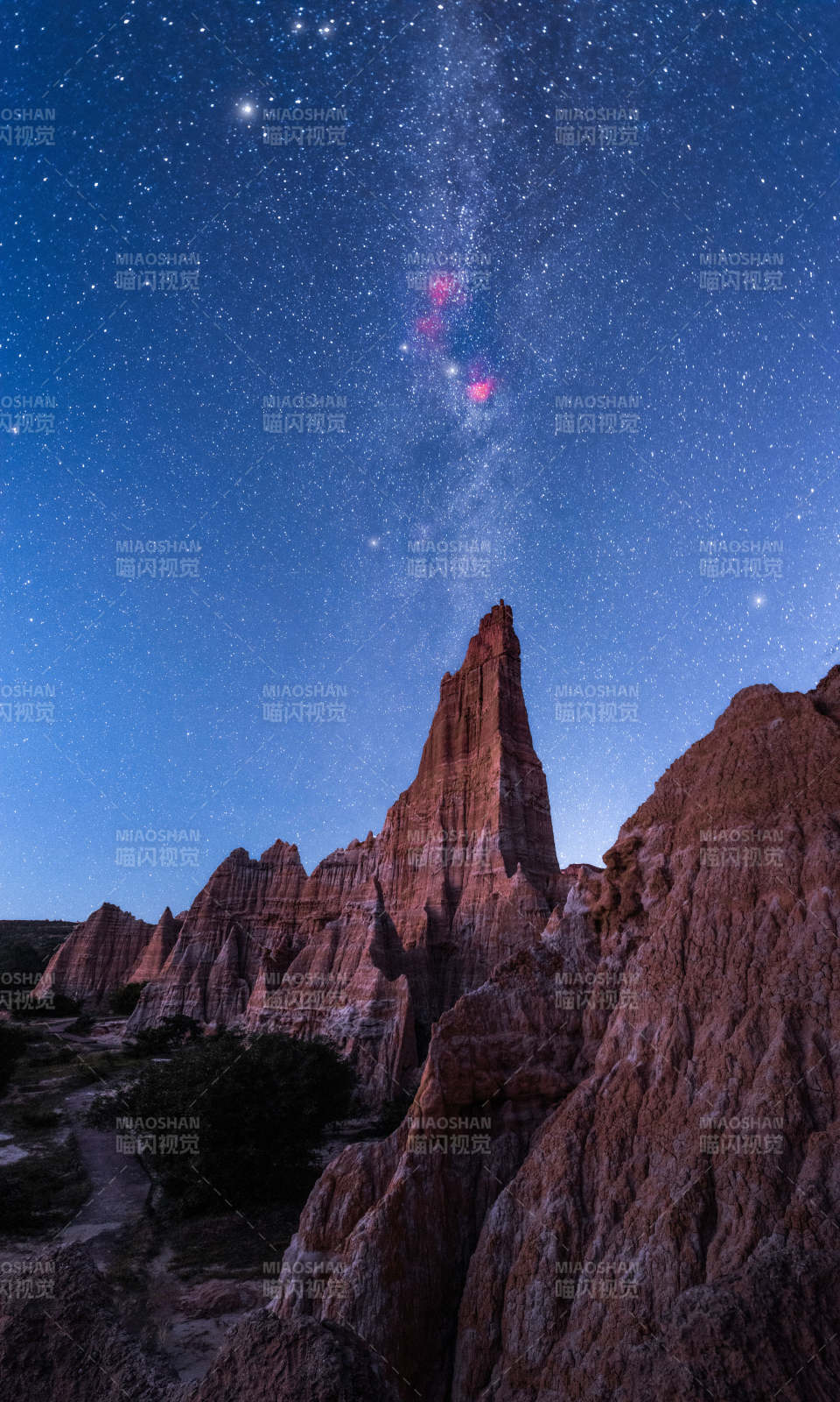 星空下的红色岩峰图片