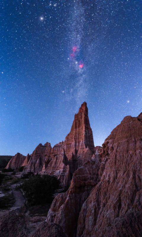 星空下的红色岩峰图片