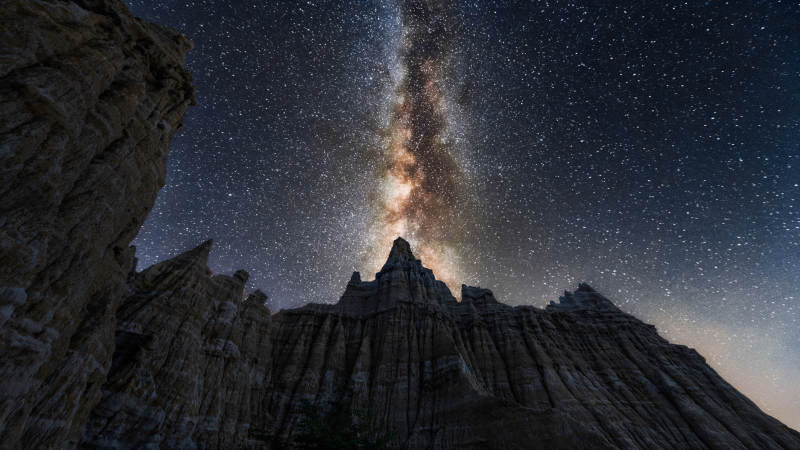 星空下的岩峰奇观图片