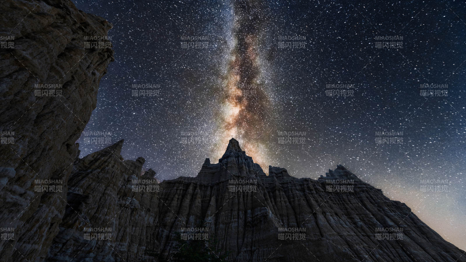 星空下的岩峰奇观图片