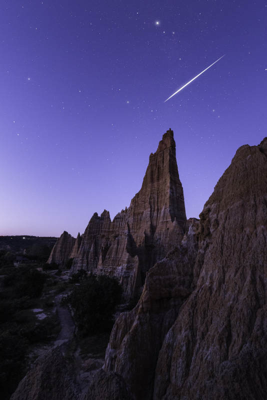 夜空流星划过岩石山峰图片