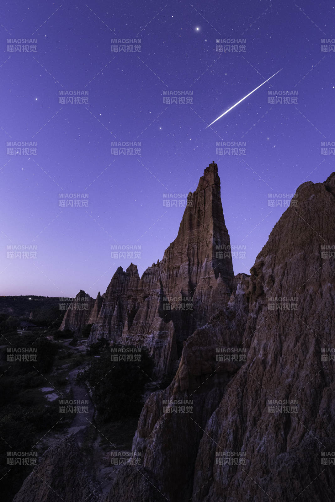 夜空流星划过岩石山峰图片