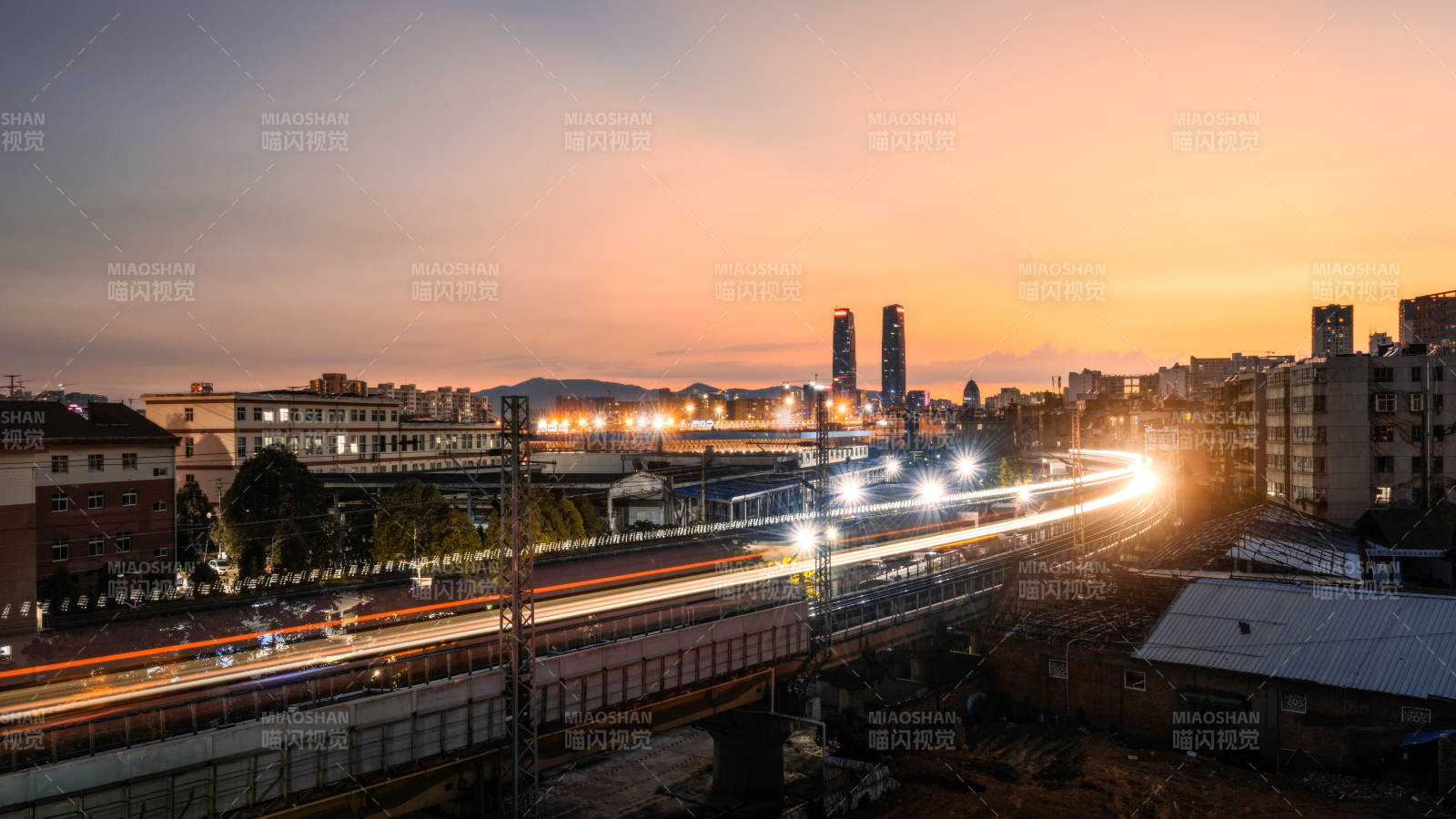 城市黄昏 车流如织图片