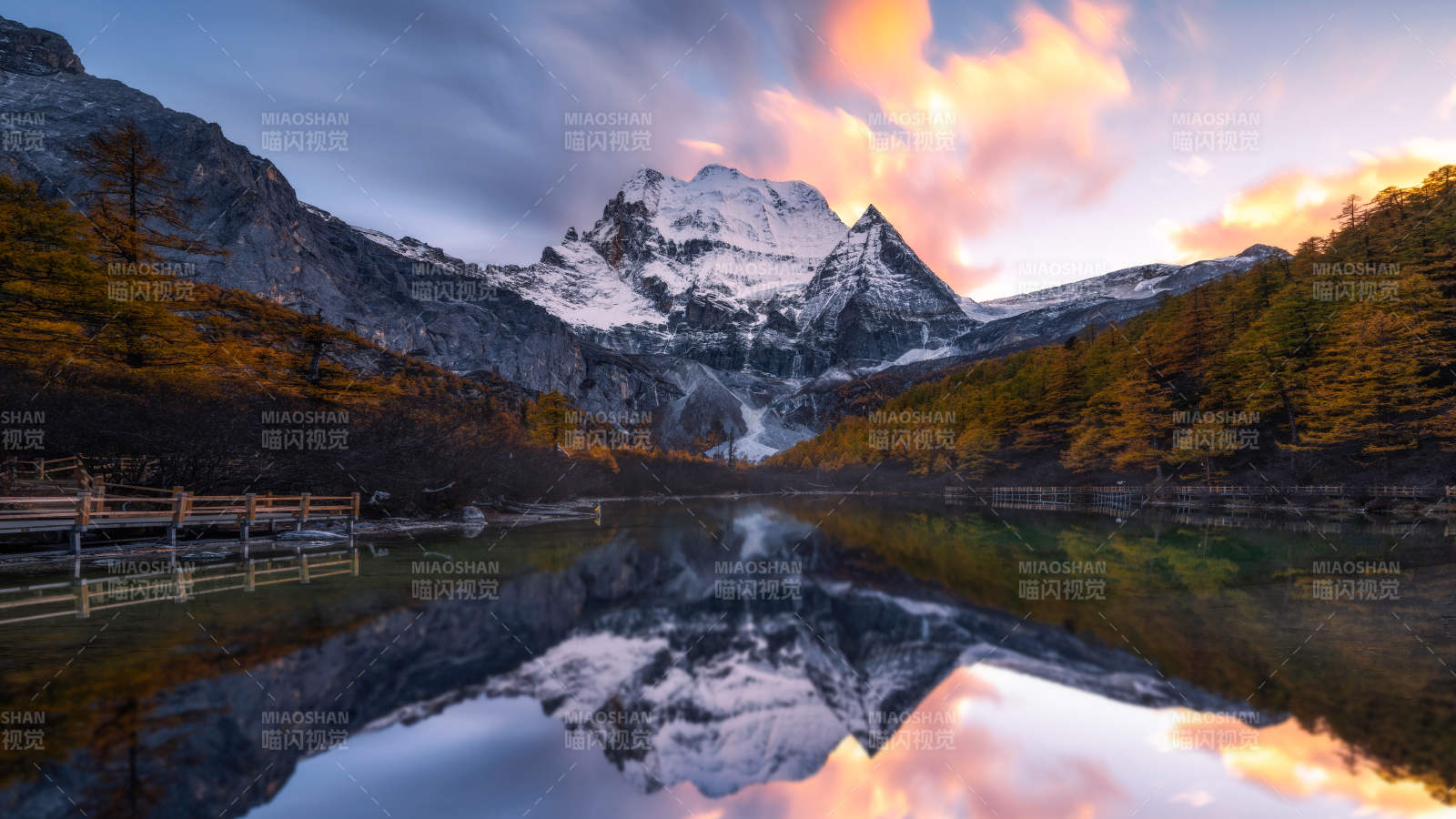 雪山湖畔夕阳映照图片
