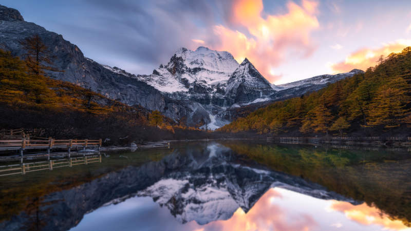 雪山湖畔夕阳映照图片