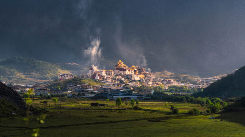 雨后山谷中的神秘寺庙图片