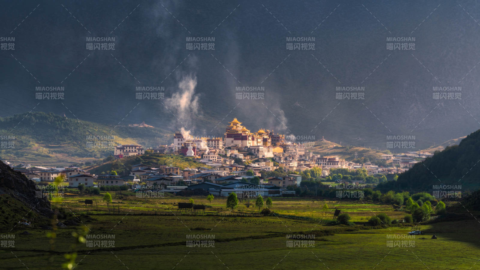雨后山谷中的神秘寺庙图片