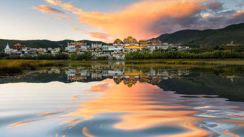 湖畔古镇夕阳映照图片