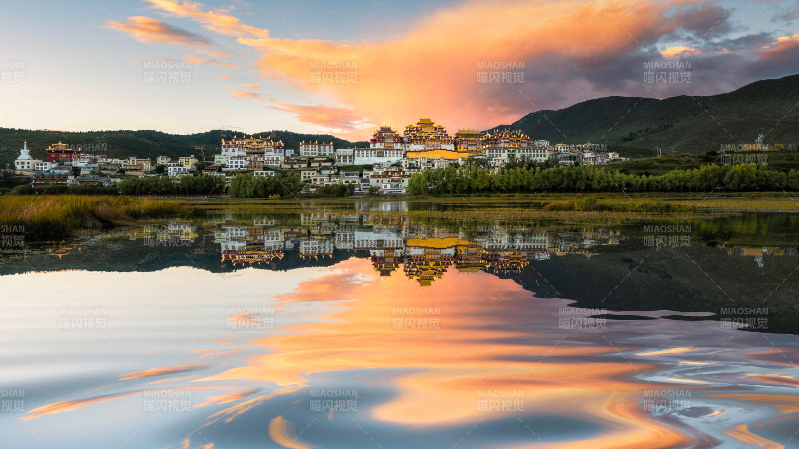 湖畔古镇夕阳映照图片