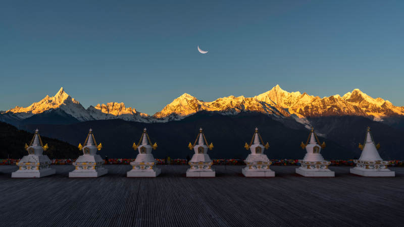 雪山日落 佛塔静谧图片