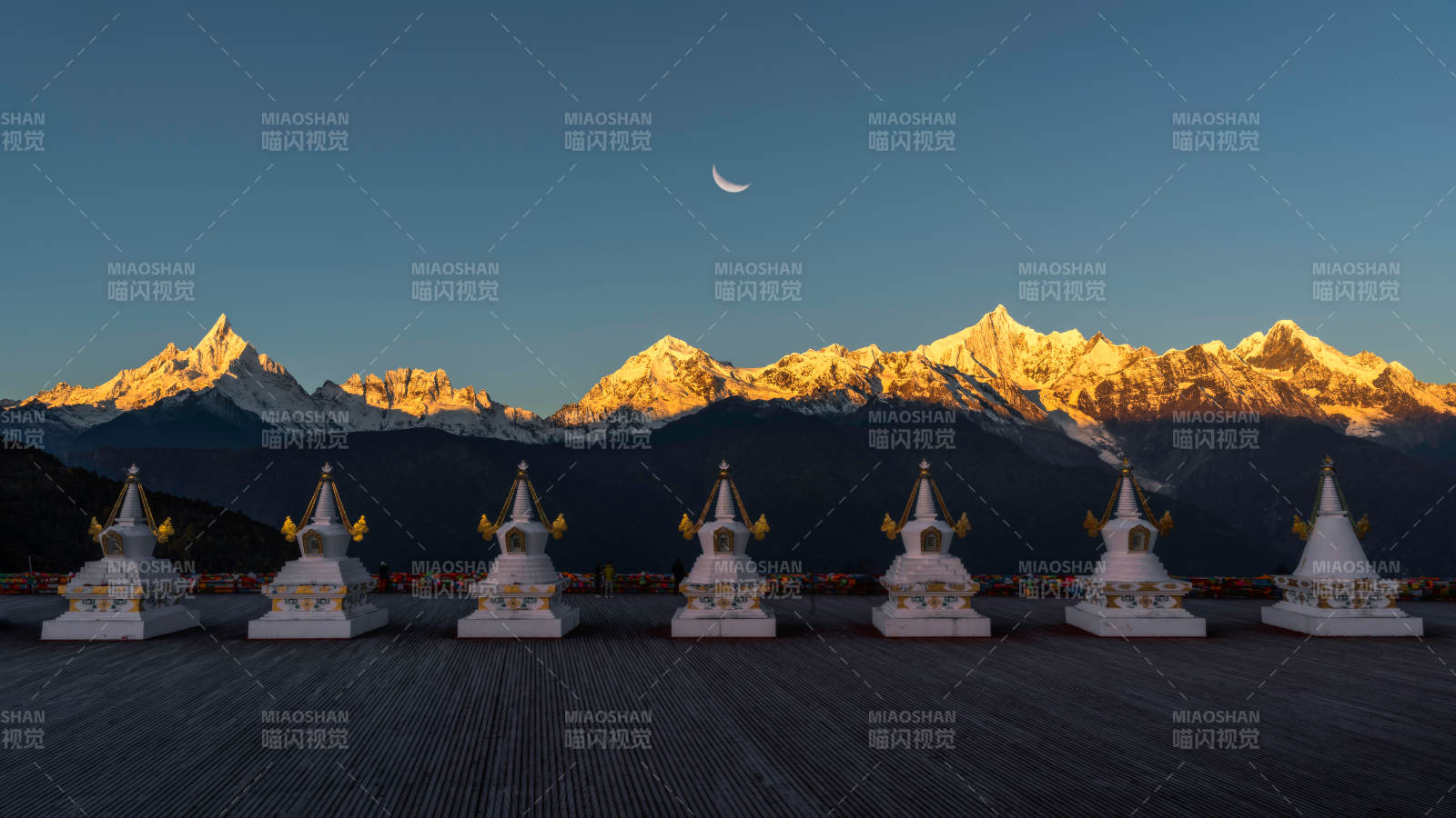 雪山日落 佛塔静谧图片