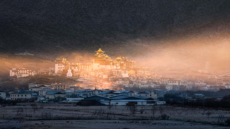 晨曦中的古城光芒图片