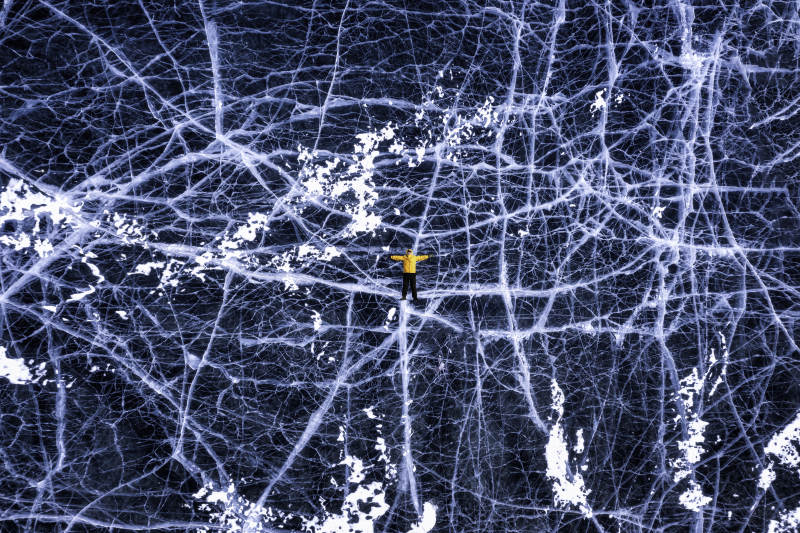 冰裂上的孤独身影图片