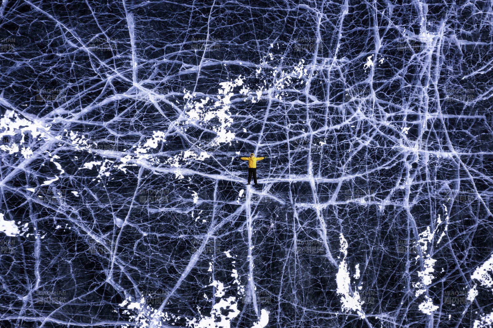 冰裂上的孤独身影图片