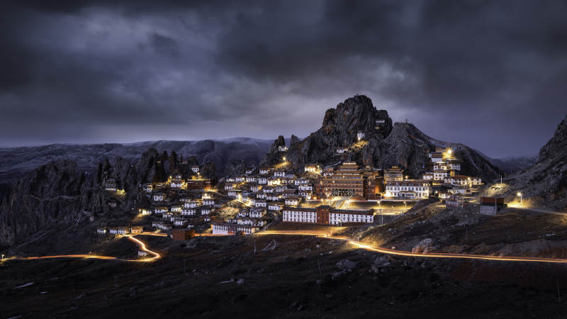 夜幕下的高原古城灯火辉煌图片