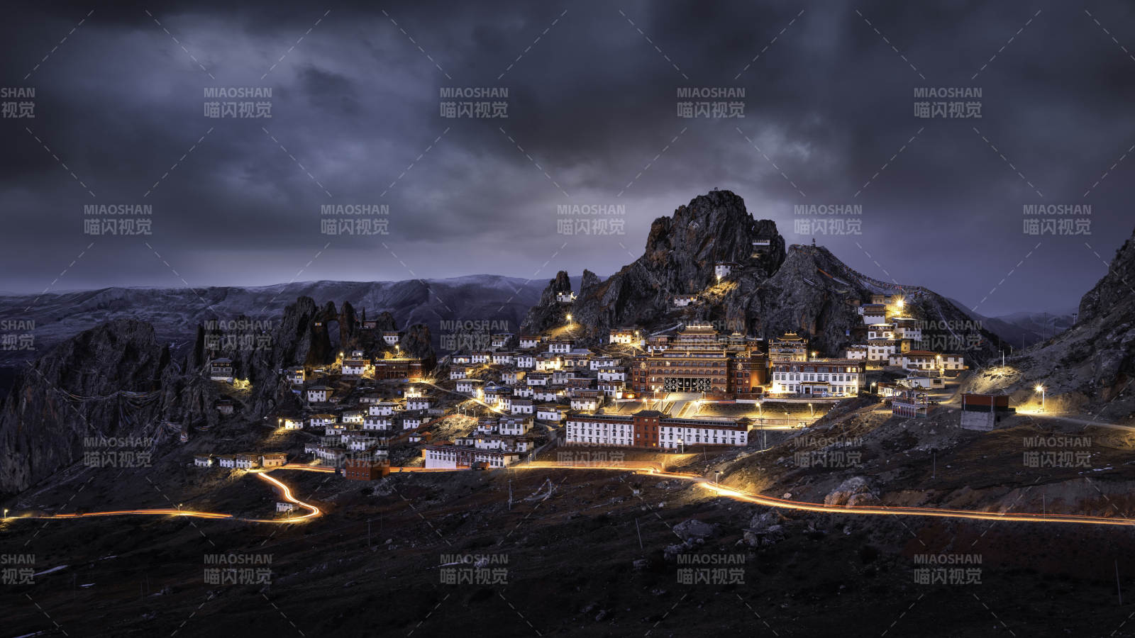 夜幕下的高原古城灯火辉煌图片