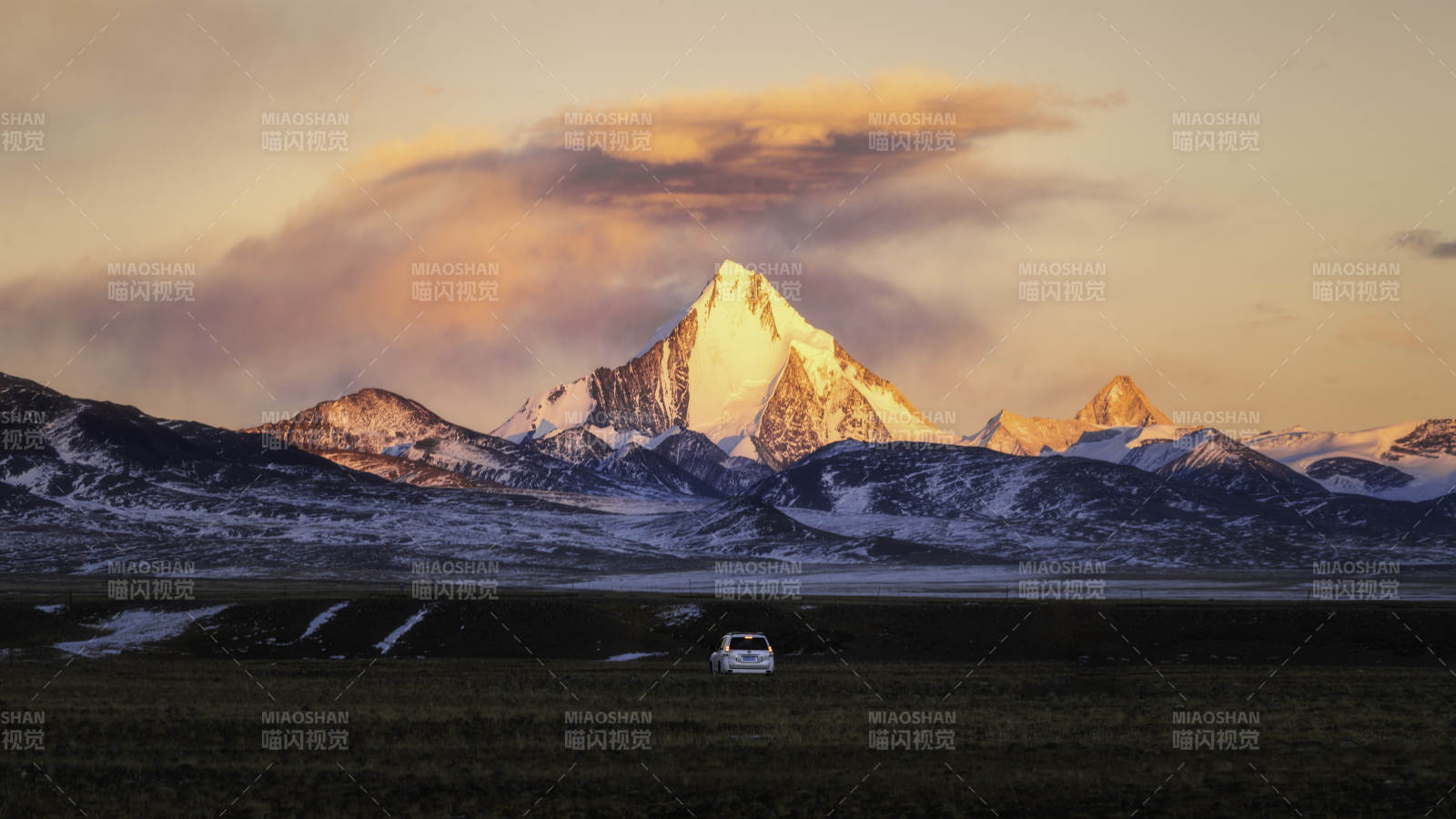 雪山晚霞 静谧草原图片