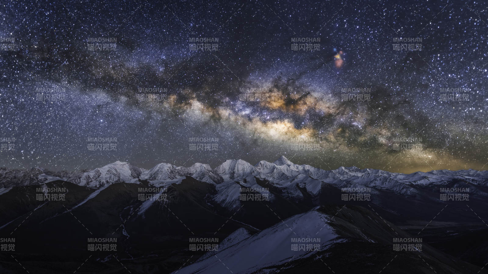 星空下的雪山图片