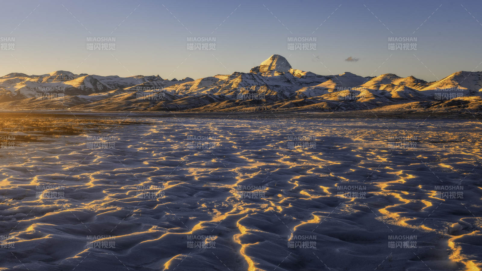 雪山映照金色沙丘图片