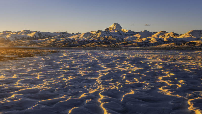 雪山映照金色沙丘图片