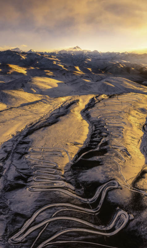 雪山之巅的金色曲线-珠穆朗玛峰图片