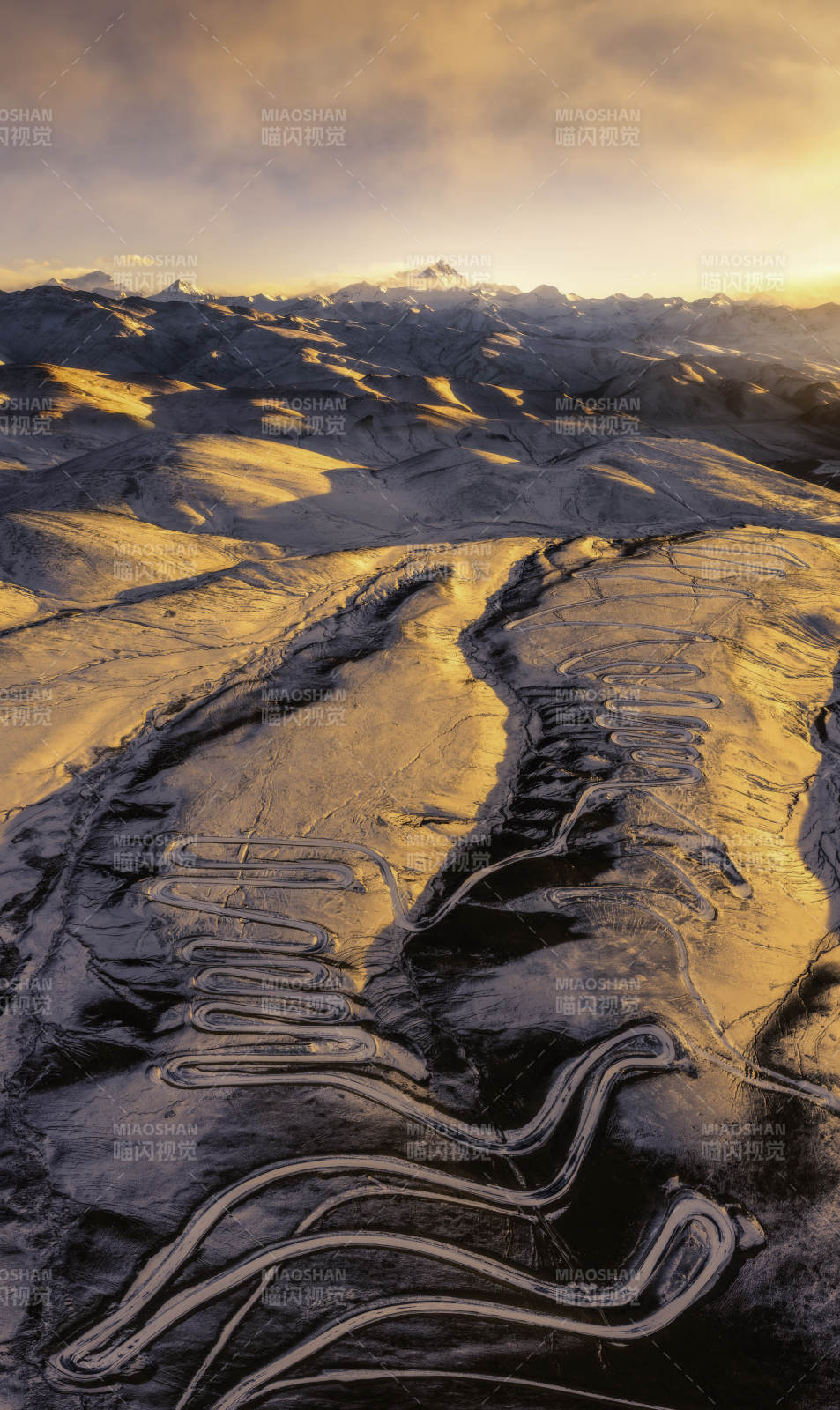 雪山之巅的金色曲线-珠穆朗玛峰图片