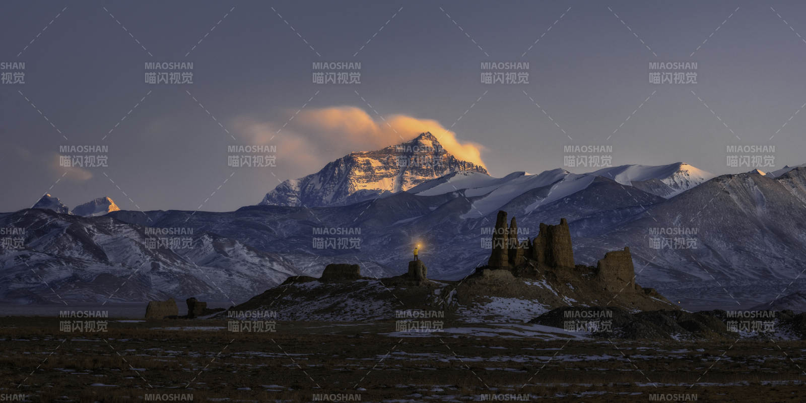 雪山下的古城遗迹图片