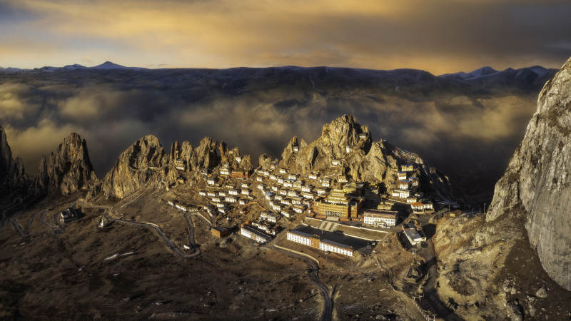 高原古寺云海环绕图片