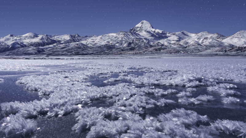 雪山下的冰花世界图片