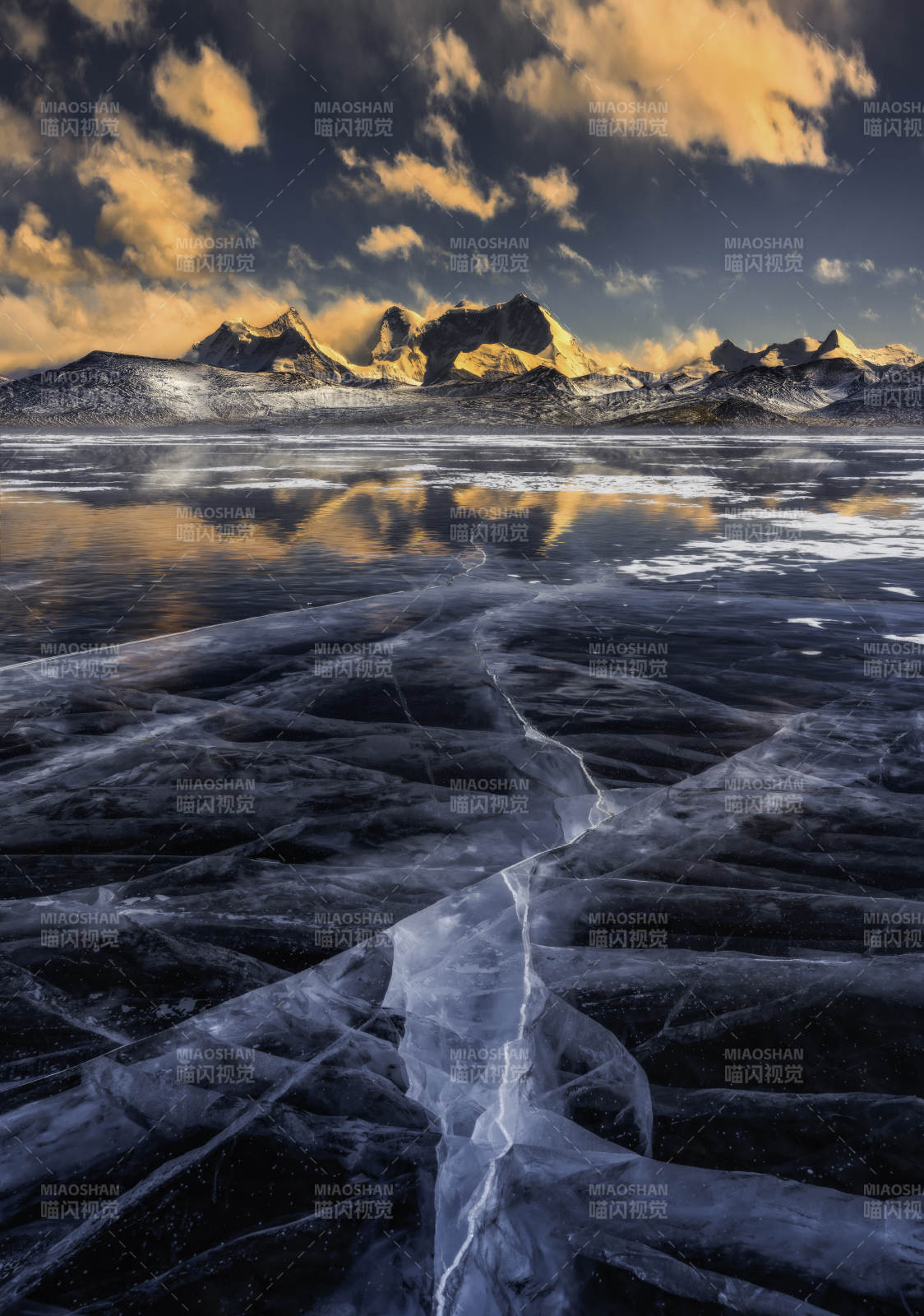 冰裂湖面 雪山倒影图片