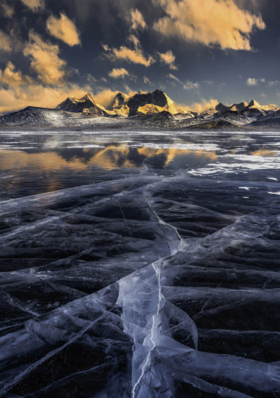 冰裂湖面 雪山倒影图片