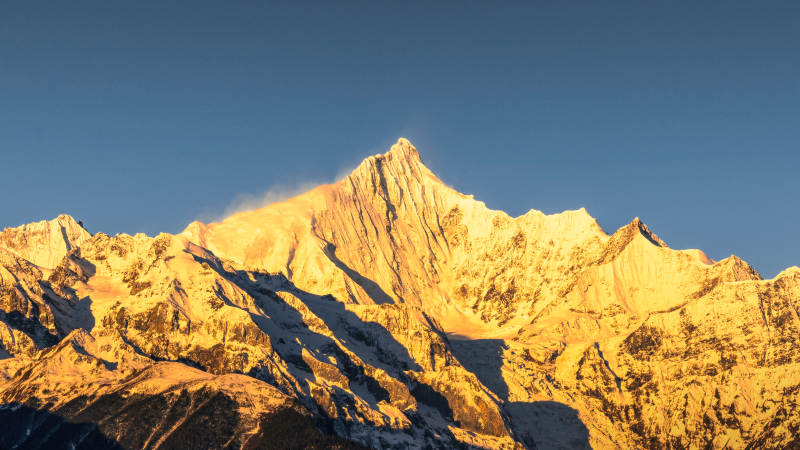 雪山晨曦 金光闪耀图片